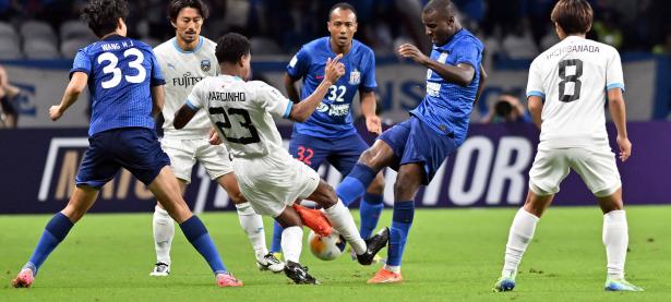 开云体育网页版-足球比赛赛场上情形激烈，运动员全力以赴