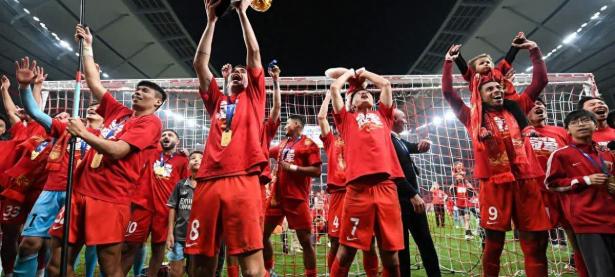 开云体育网页版-紧张比赛中球队实力对决，角逐激烈