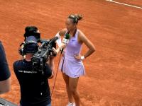 关于激烈比拼瞬间爆发，球场气氛紧张刺激的信息