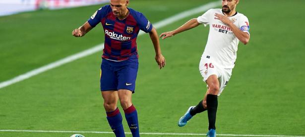 球队传接连续，连续交错进攻打击对手