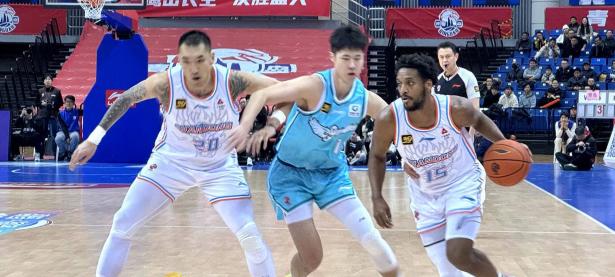 山东男篮大胜天津队，赢得连胜