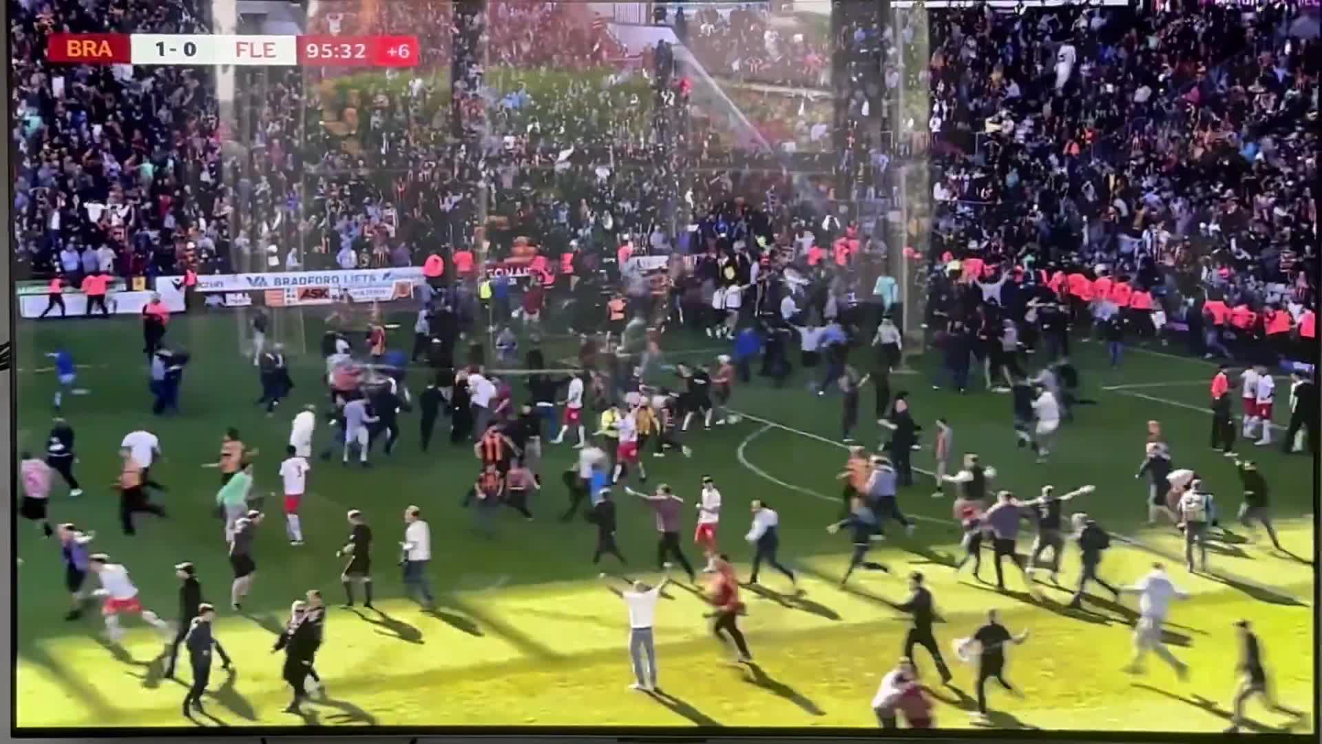 比赛气氛燃爆，球迷尽情欢呼