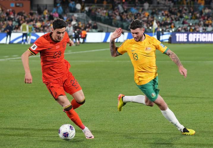 无尽激情：球队与对手激战，场上气氛紧张！的简单介绍