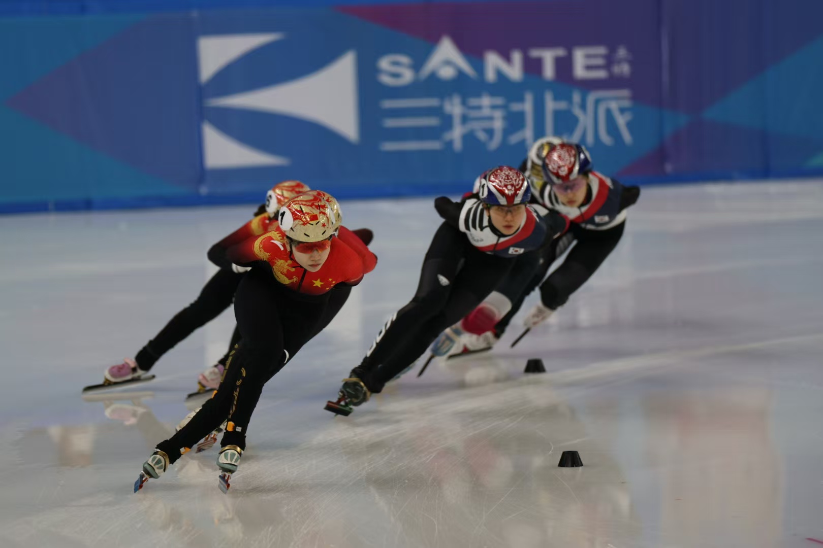 短道速滑队员团体比赛勇夺银牌