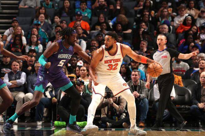 关于尼克斯队主场三连胜，球迷赢得齐声喝彩的信息