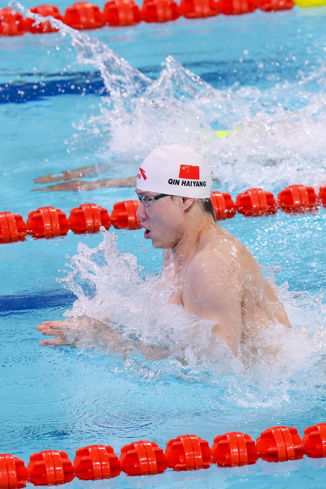 包含美国选手统治游泳池，逆袭夺得男子米蛙泳金牌的词条