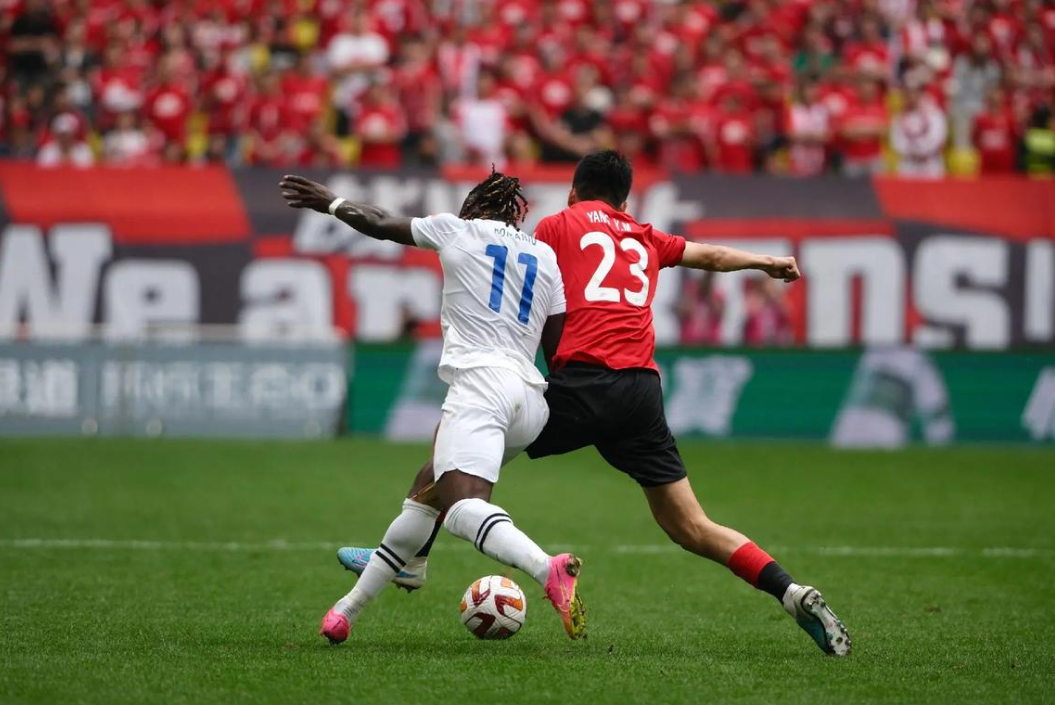 球员精湛技艺,带领球队轻松赢下比赛 球员精湛技艺,带领球队轻松赢下比赛